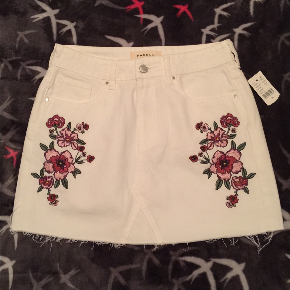 PAC SUN MINI-SKIRT! NEW WITH TAGS.
